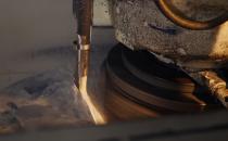 Precision resurfacing of a manufacturing build plate