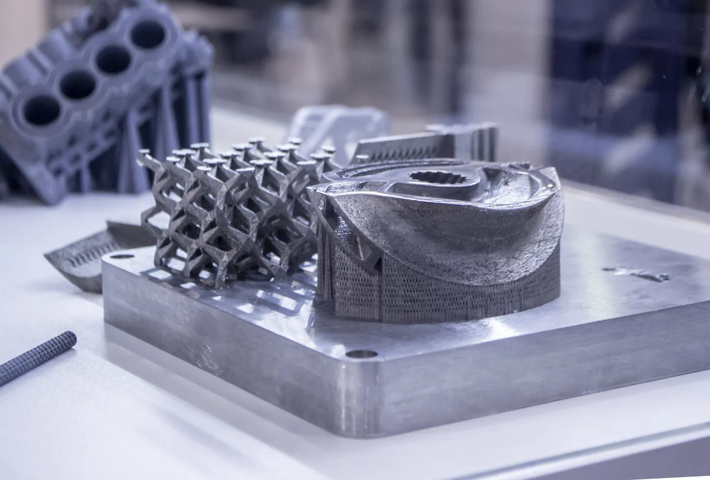 ADDITIVE & INDUSTRIES
